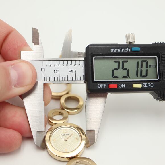 Fossil Gold Tone 25mm Textured Dial Watch Circle Link Bracelet with New Battery - Picture 2 of 14